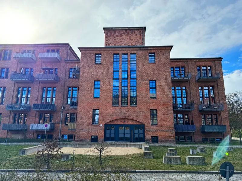 Wohnen am Wasser: Moderne 2-Zimmer-Wohnung mit Balkon, Fußbodenheizung & Einbauküche — photo 1